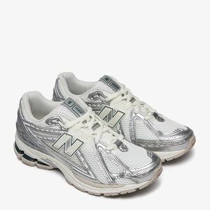 Like New - New Balance 1906 Silver - Men’s 4/Women’s 5.5